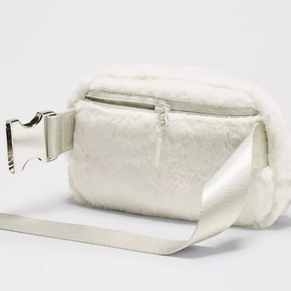 New Lululemon Everywhere Belt Bag Plush Fleece white - Picture 6 of 10